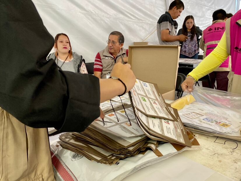 Durante la sesión especial de seguimiento a los cómputos de los 18 consejos distritales del IEEH, la consejera Laura Aracely Lozada Nájera informó que ya culminó el conteo de la votación en 13 municipios, por lo que se entregaron constancia de mayoría.   I Foto: Luis Soriano