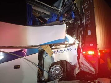 Una víctima fatal y tres heridos graves en choque de autobús con tráiler