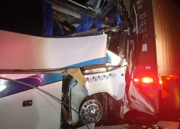 Una víctima fatal y tres heridos graves en choque de autobús con tráiler