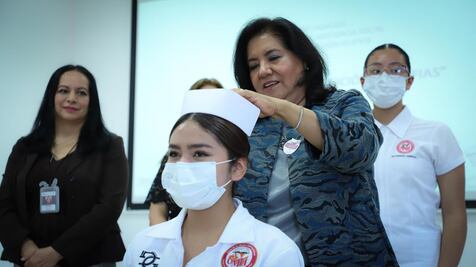 Edda Vite realiza imposición de cofias a 26 alumnas de la CMH