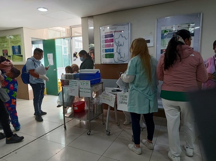 Alta afluencia en módulos de vacunación itinerantes en Pachuca | Foto: Lourdes Naranjo