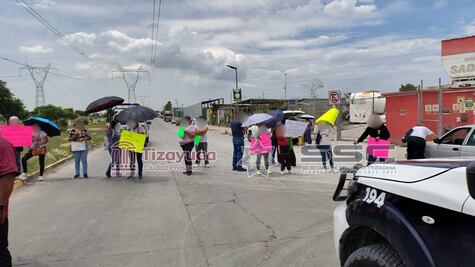 Bloquean avenida en Tizayuca por falta de espacios escolares