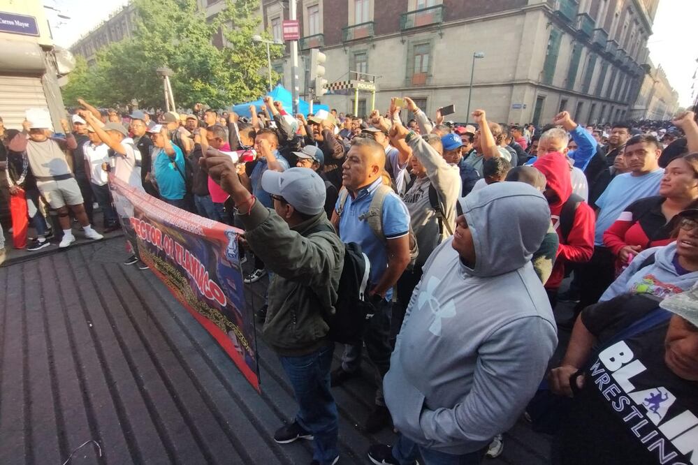 Esta mañana de miércoles 21 de mayo de 2025, integrantes de la Coordinadora Nacional de Trabajadores de la Educación (CNTE) bloquean todos los accesos a Palacio Nacional, e incluso retiraron algunas vallas metálicas instaladas en los alrededores del recinto histórico. Foto: Agencia EL UNIVERSAL/Fernanda Rojas/RDB.