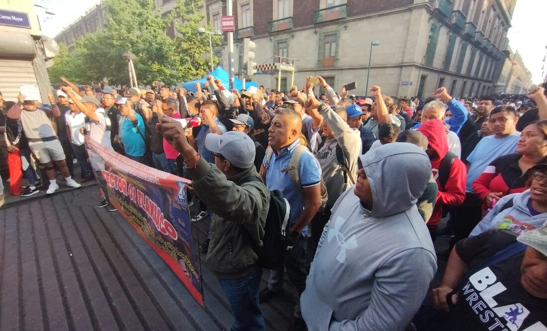 Esta mañana de miércoles 21 de mayo de 2025, integrantes de la Coordinadora Nacional de Trabajadores de la Educación (CNTE) bloquean todos los accesos a Palacio Nacional, e incluso retiraron algunas vallas metálicas instaladas en los alrededores del recinto histórico. Foto: Agencia EL UNIVERSAL/Fernanda Rojas/RDB.