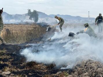 Militares combaten incendio en Mineral de la Reforma