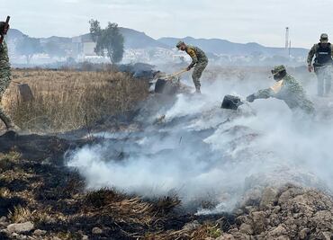 Militares combaten incendio en Mineral de la Reforma