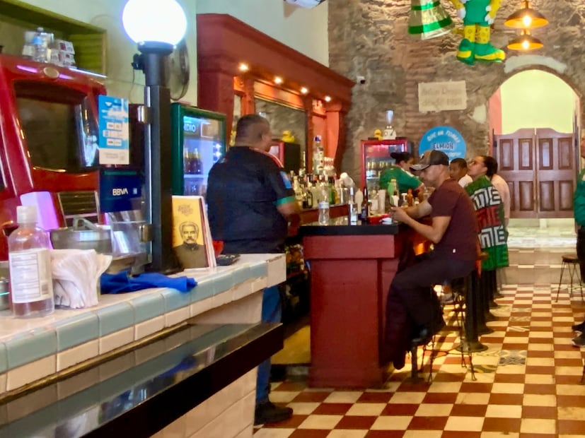 En lo que va de la actual administración municipal de Pachuca, más de 30 bares y establecimientos con venta de bebidas alcohólicas han sido clausurados por incumplir la normatividad I Foto: Luis Soriano