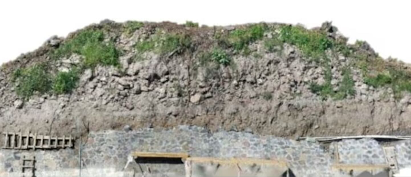 El hallazgo del perfil estratigráfico de la denominada Estructura 1 tuvo lugar en junio pasado, derivado de los trabajos de construcción de un tercer carril en la carretera federal 105, Pachuca-Huejutla I Foto: INAH