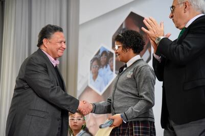 Entrega Gobierno de Hidalgo lentes a estudiantes de nivel básico
