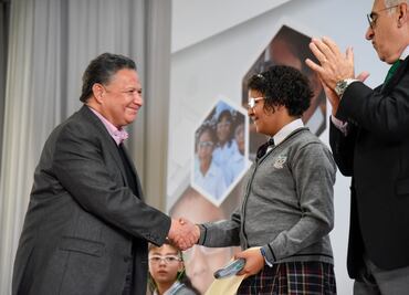 Entrega Gobierno de Hidalgo lentes a estudiantes de nivel básico