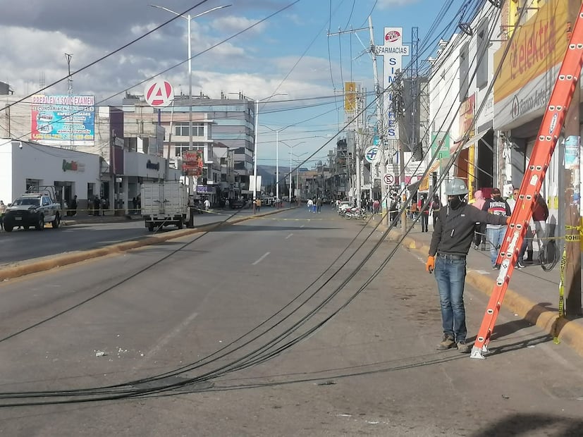 Un autobús chocó contra un poste y dejó sin luz eléctrica por varias horas al centro de Tizayuca I Foto: Especial