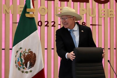 Seguirán las repatriaciones de migrantes que ingresan a EU de forma indocumentada: Ken Salazar