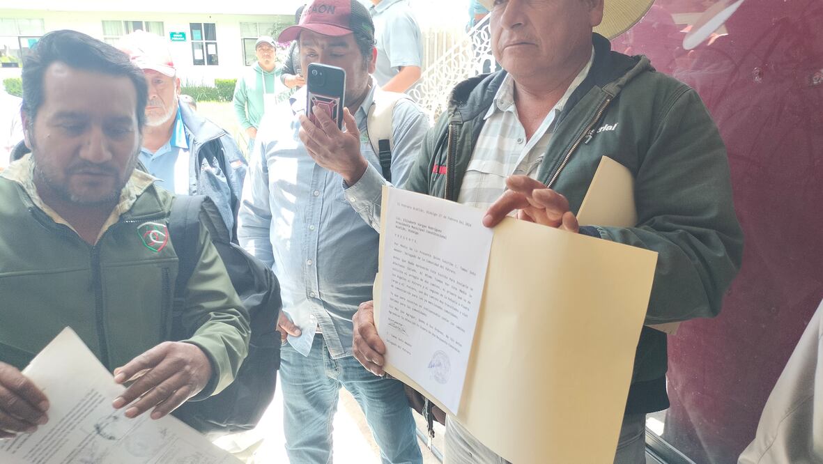 Entre 40 a 50 habitantes de al menos15 localidades,tomaron las instalaciones de la alcaldía de Acatlán, este martes 30 de julio, desde las 10:00 del día.