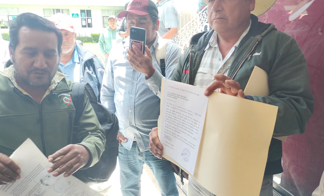 Entre 40 a 50 habitantes de al menos15 localidades,tomaron las instalaciones de la alcaldía de Acatlán, este martes 30 de julio, desde las 10:00 del día.