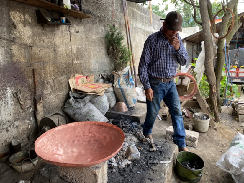 Luciano Guzmán Gutiérrez pone sus manos ya curtidas sobre el vientre redondo de un alambique recién creado. Dice que “cada uno tiene su propio carácter”, como si hablara de una persona. I Foto: Luis Soriano
