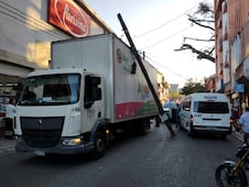 Camión derriba postes y desata caos vial en Huejutla