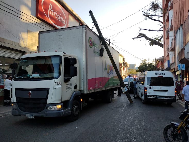 Camión derriba postes y desata caos vial en Huejutla