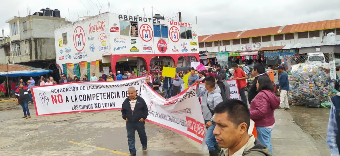 Comerciantes de Huejutla amenazan con boicot ante la llegada de empresas chinas | Foto: Francisco Bautista