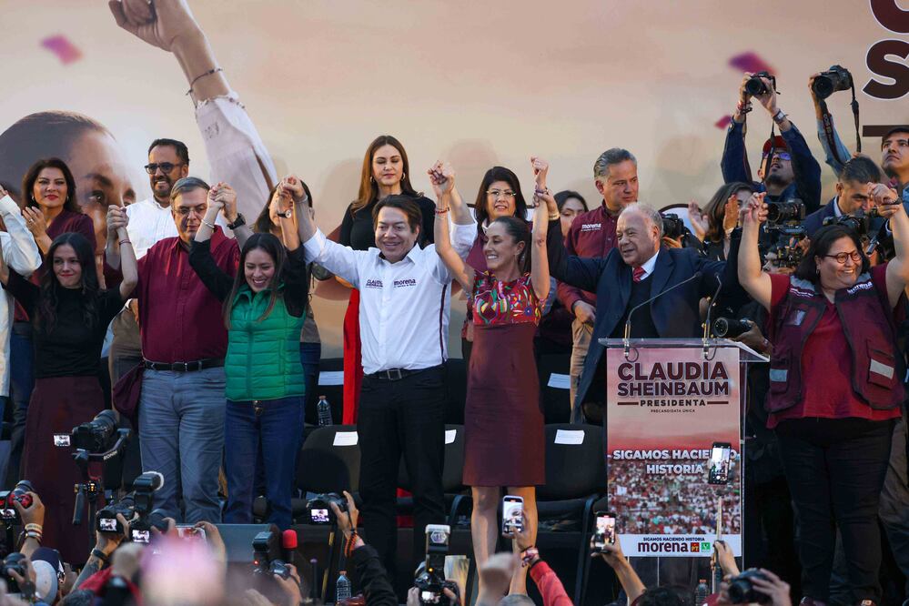 EUM20240118POL97.JPG CIUDAD DE MÉXICO. Elections/Elecciones-Sheinbaum.- 18 de enero de 2024. Claudia Sheinbaum, precandidata presidencial por Morena, durante su cierre de precampaña en el Monumento a la Revolución, acompañada por militantes del partido guinda y aliados. Foto: Agencia EL UNIVERSAL/Diego Simón Sánchez/EELG