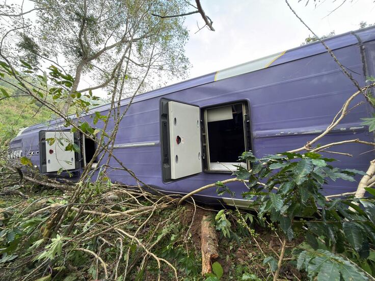 PGJEH investiga volcadura de autobús en Tlanchinol; cinco personas fallecieron