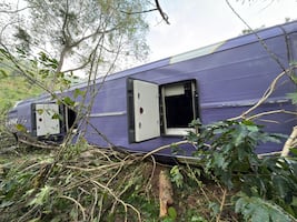 PGJEH investiga volcadura de autobús en Tlanchinol; cinco personas fallecieron