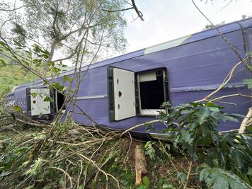 PGJEH investiga volcadura de autobús en Tlanchinol; cinco personas fallecieron