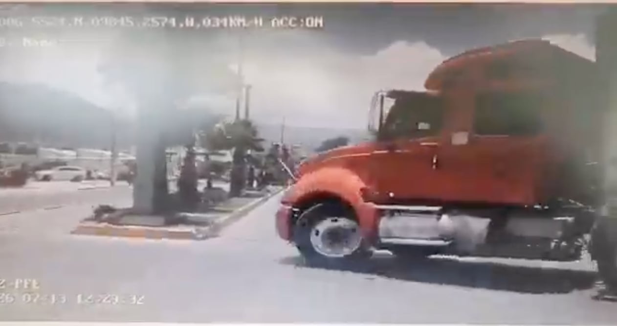 Tráiler invade carril exclusivo del Tuzobús y provoca percance | Captura de video