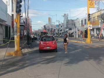 Choca autobús ODT contra poste en centro de Tizayuca, y deja a varias colonias sin luz