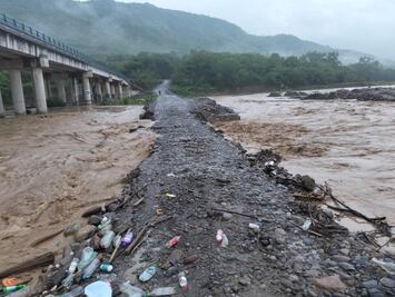 Colapsan vados provisionales de Río Garcés en Xochiatipan y Huautla; comunidades quedan incomunicadas