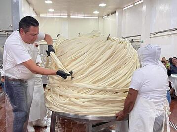Acatlán rompe récord con el queso gigante de mil 160 kg en su fiesta anual