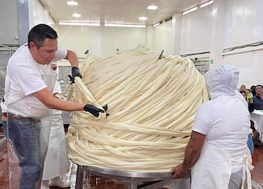 Acatlán rompe récord con el queso gigante de mil 160 kg en su fiesta anual