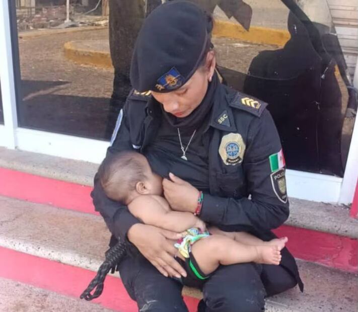 Policía amamanta a bebé victima de huracán Otis | Foto: Especial