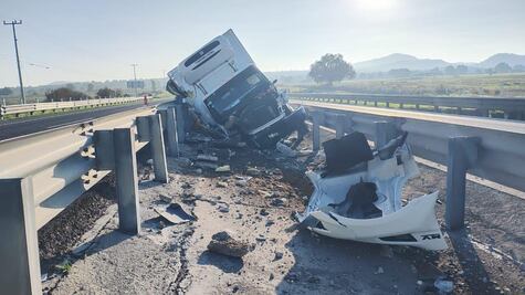 Vuelca camión en la México-Tuxpan