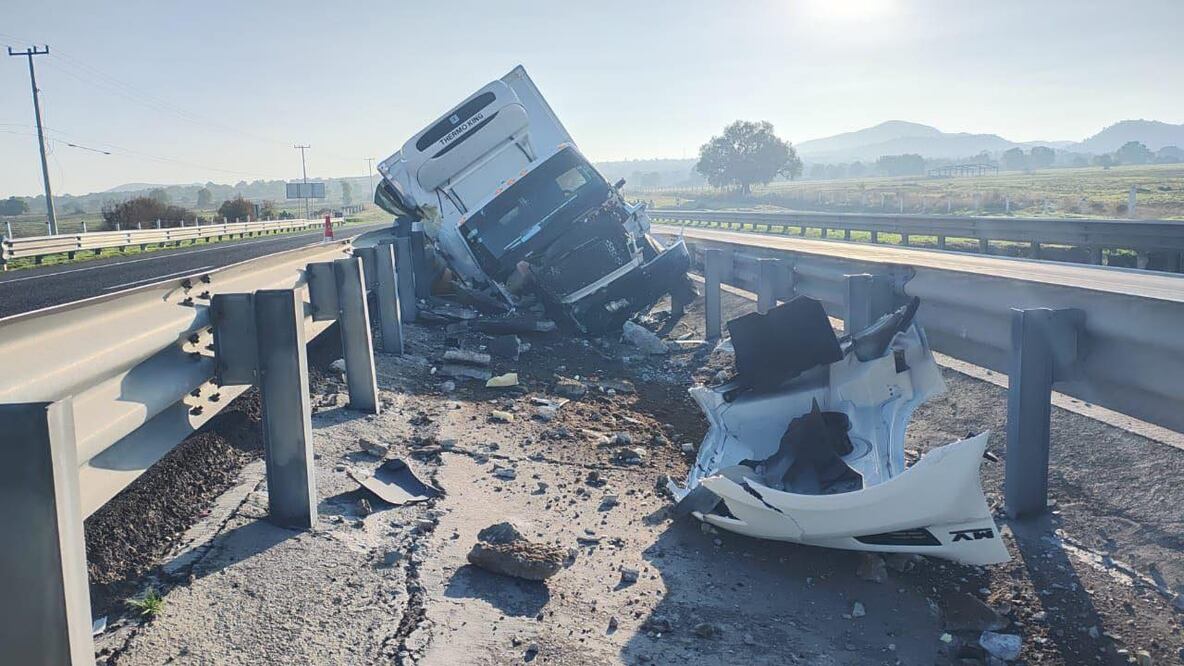 Vuelca camión en la México-Tuxpan I foto: Especial