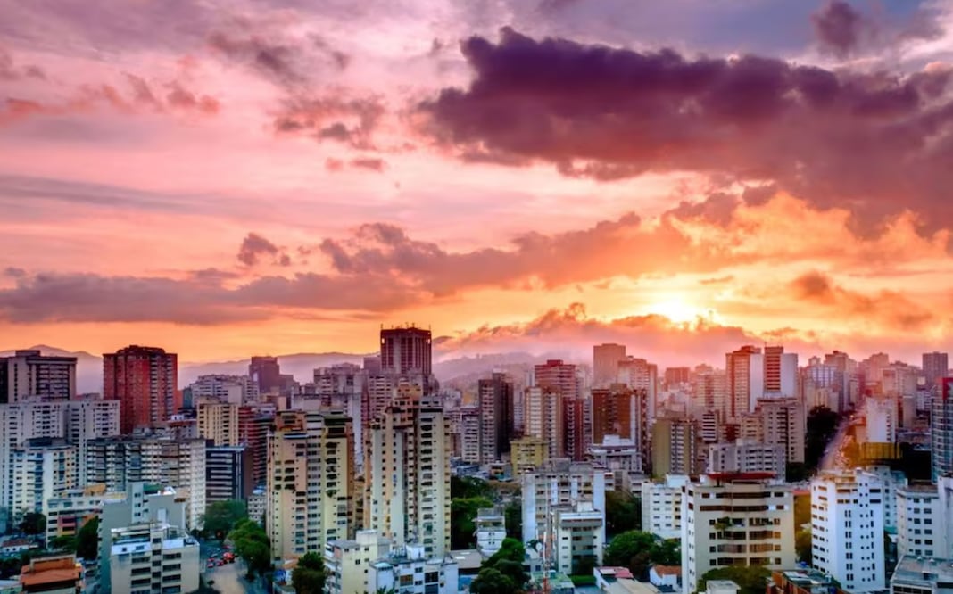 Si bien la inseguridad sigue siendo un problema en ciudades sudamericanas, los gobiernos han implementado diversas estrategias para reducir la criminalidad. Fuente: Freepik.