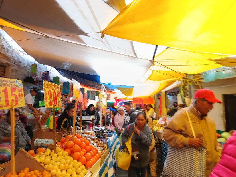 Arrancan las posadas y familias buscan ahorrar en el mercado Primero de Mayo | Foto: Lourdes Naranjo