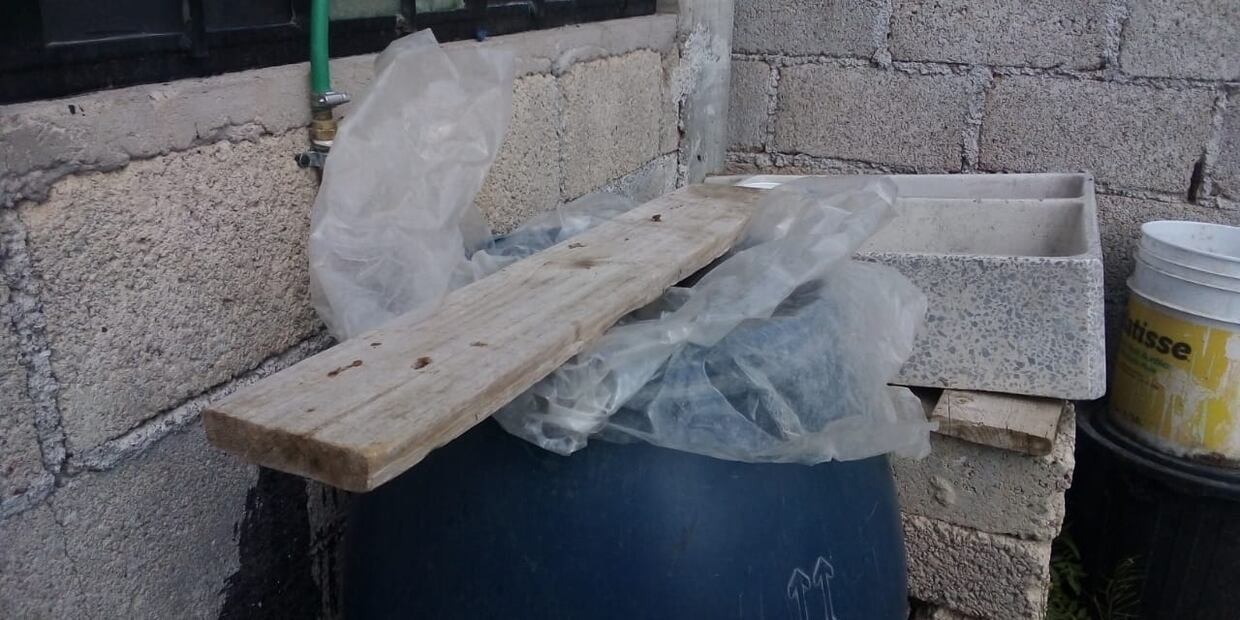 Sufren la carencia de agua vecinos de Tlapacoya y El Encino, piden pipas | Foto: Arturo Torres