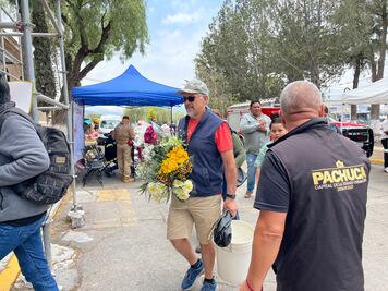 Con flores en mano, pachuqueños visitan Panteón Municipal en el Día de las Madres