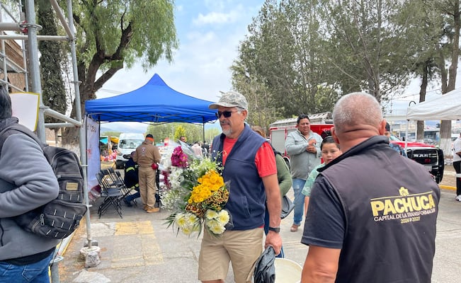 Con flores en mano, pachuqueños visitan Panteón Municipal en el Día de las Madres