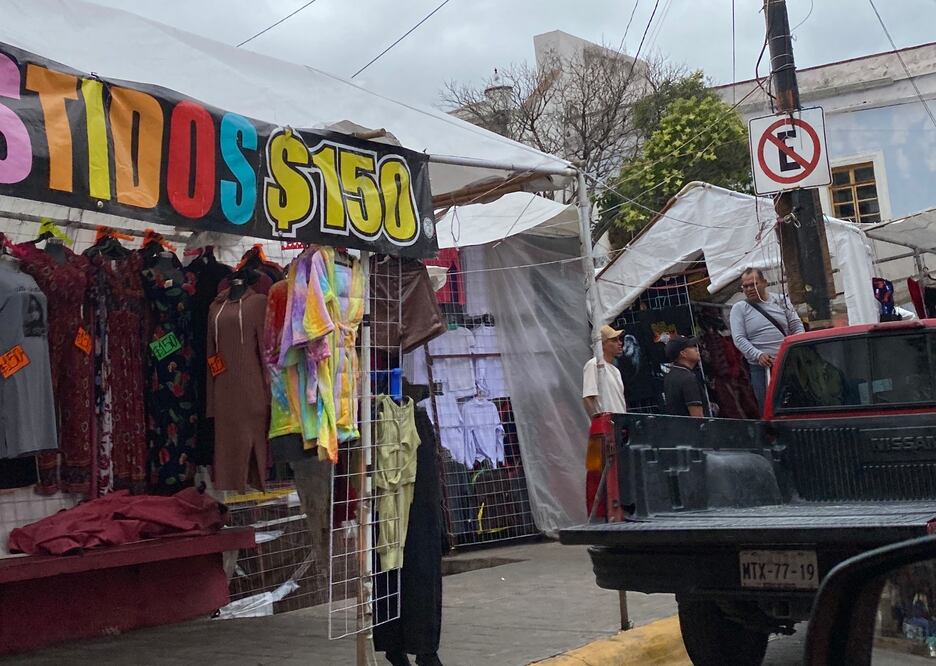 Los comerciantes serán reubicados al terreno que ocupa el estacionamiento del mercado Benito Juárez | Foto: Luis Soriano