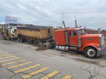 Tráiler se hunde en socavón sobre la carretera Pachuca-Tulancingo
