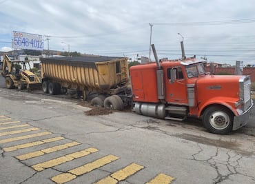 Tráiler se hunde en socavón sobre la carretera Pachuca-Tulancingo