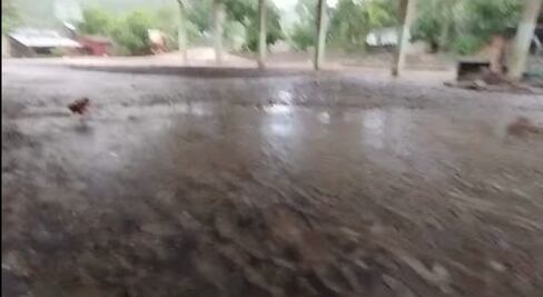 Lluvias dejan un desaparecido y 13 viviendas inundadas en Xochiatipan