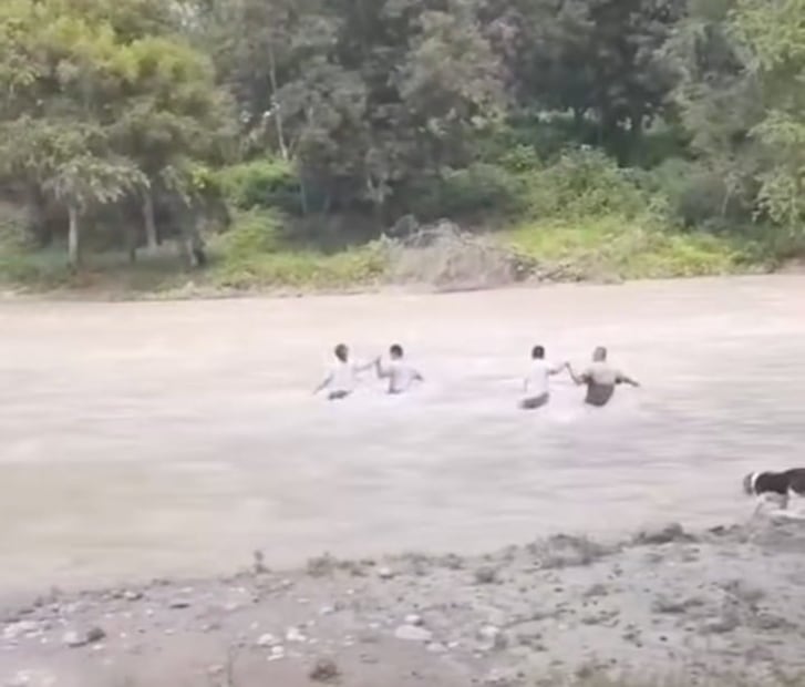Niños cruzan río en teleférico improvisado para ir a la escuela en Tlahuiltepa | Captura de video
