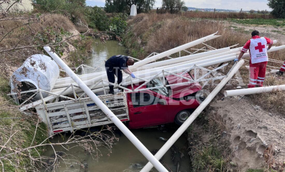 El conductor perdió el control de la unidad y cayó en una zanja de agua negra. 
 Foto: Javier Quezada