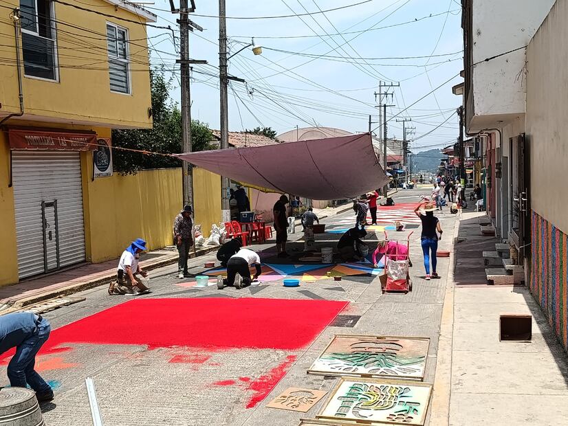 En total los 11 barrios de Acaxochitlán ofrendan los tapetes al santo patrono de Acaxochitlán | Foto: especial