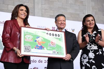 Con billete de Lotería Nacional celebran en Hidalgo, 40 años de historia de empresa refresquera mexicana