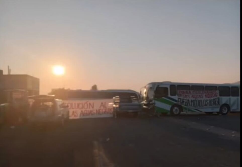 Un grupo de productores agrícolas de Francisco I. Madero proyectan mantener el bloqueo carretero en ambos sentidos de la carretera estatal Progreso de Obregón-Actopan. Foto: Especial