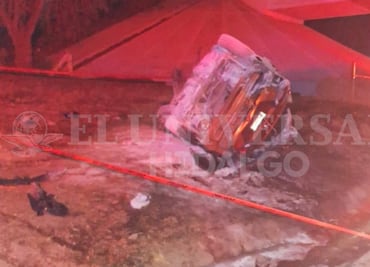 Un fallecido saldo de volcadura e incendio de vehículo sobre la autopista México-Pachuca