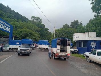 Transportistas bloquean carretera Tehuetlán-Huazalingo por el mal estado de la vía